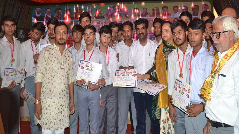 Honored 1180 meritorious students from 353 schools