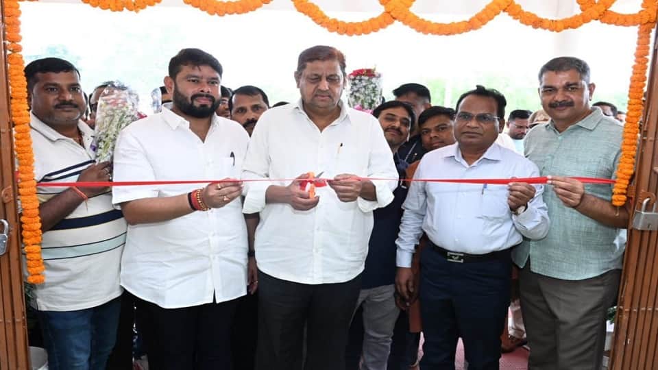 नवनिर्मित भवन का मंत्री अकबर ने किया लोकार्पण