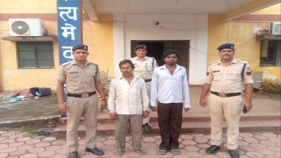 पुलिस की गिरफ्त में आरोपी
