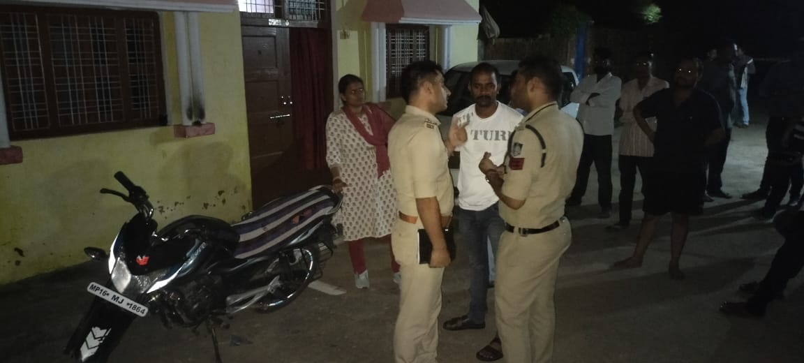 पड़ोसियों की सूचना के बाद मौके पर पहुंची पुलिस।
