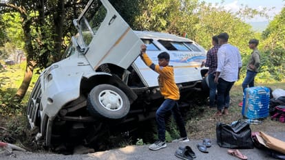 Hamirpur Accident: टेंपो ट्रैवलर दुर्घटनाग्रस्त, दो घायल, मंदिर माथा टेकने जा रहे थे Tourist Tempo Traveller Accident in Dhaneta Hamirpur Himachal Pradesh