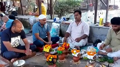 Pitru Paksha from today People perform Puja doing Pind Daan remembering their ancestors haridwar Uttarakhand