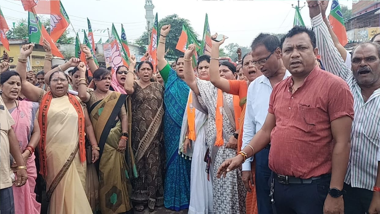 CG: BJP Mahila Morcha protest against bhupesh government for Physical abuse with five year old girl