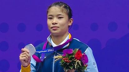 Asian Games: मणिपुर की रोशिबिना की कहानी; हिंसा में फंसे माता-पिता, बेटी ने चीन में जीत लिया रजत पदक Asian Games Manipur Naorem Roshibina Devi story Parents trapped in violence daughter wins silver in China