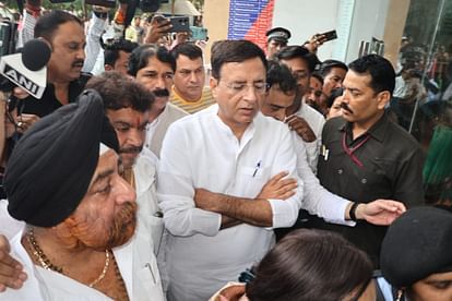 Indore: सुरजेवाला दुष्कर्म पीड़िता से मिलने पहुंचे,बोले- सरकार स्कूली छात्रा को भिखारी बताती रही Surjewala came to meet the rape victim, said - the government kept calling the schoolgirl a beggar.