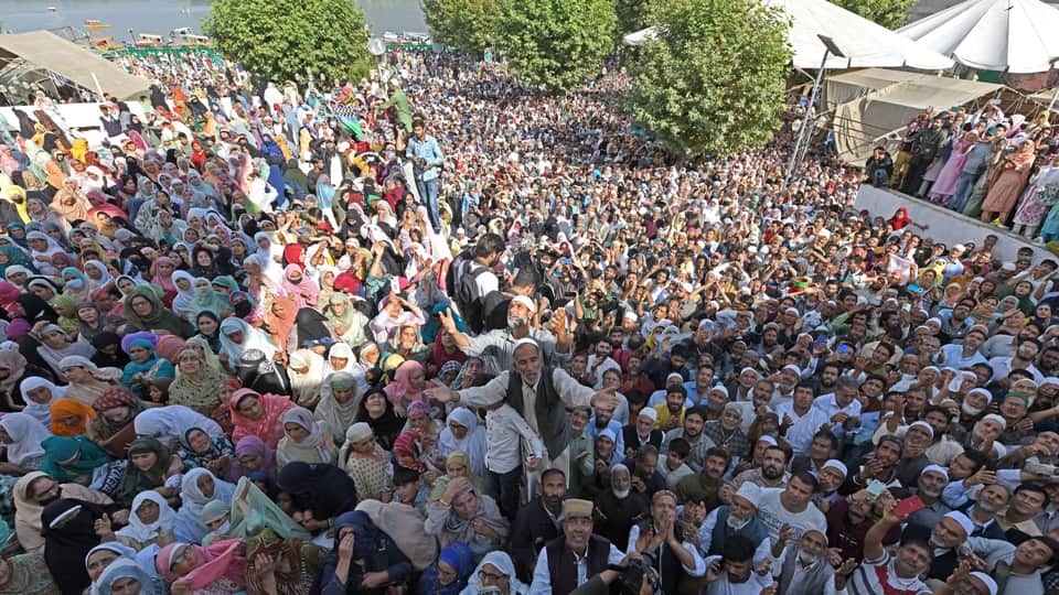 Eid-e-Milad: devotees get glimpse of holy relic Moe-e-muqaddas in Hazratbal Shrine srinagar after prayer