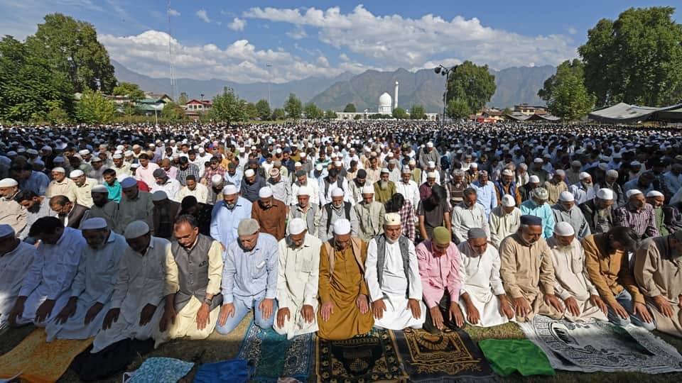 Eid-e-Milad: devotees get glimpse of holy relic Moe-e-muqaddas in Hazratbal Shrine srinagar after prayer