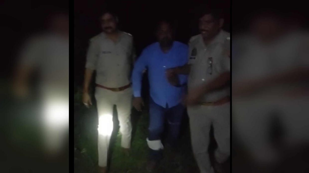 Police arrested two forest smugglers in an encounter at maharajganj