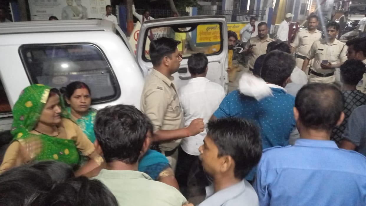 Damoh News: Class 11 student attacked class 9 student with a knife at the intersection.