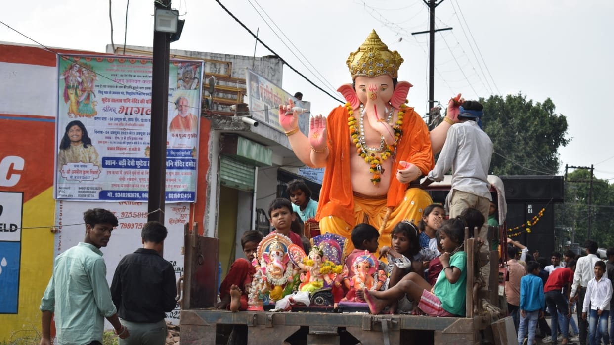 Damoh: Next year you come early... farewell to Bappa with cheers, a moving ceremony took place