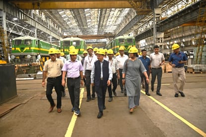 वाराणसी: पीएम मोदी के प्रधान सचिव ने देखा बनारस रेल इंजन कारखाना का कामकाज PM Modi Principal Secretary pk mishra saw work of Banaras Railway Engine Factory