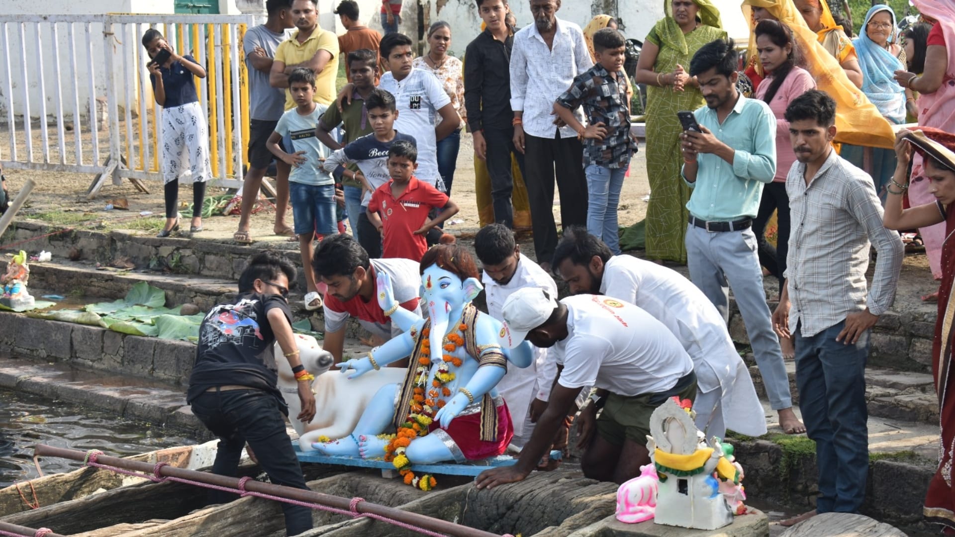 Damoh: Next year you come early... farewell to Bappa with cheers, a moving ceremony took place