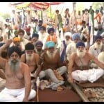 अमृतसर में धरने पर बैठे किसान।