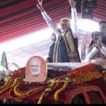 पीए नरेंद्र मोदी ने हाथ हिलाकर लोगों का किया अभिवादन