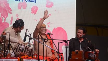 Bhajan Samrat Anup Jalota enthralled everyone with his brilliant presentation in the Bhajan evening.