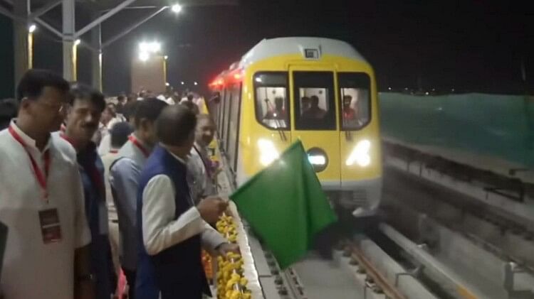 इंदौर मेट्रो को हरी झंडी दिखाते मुख्यमंत्री शिवराज सिंह चौहान