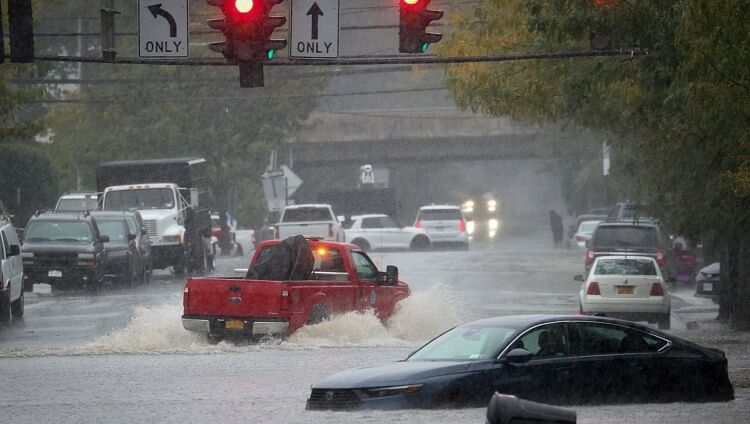 usa new york heavy rain flood government declare state of emergency rail link halt many flights dealys