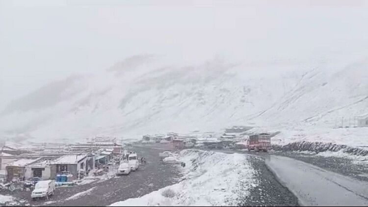 Fresh snowfall in Lahaul Valley Himachal Pradesh Manali Leh road closed near Darcha