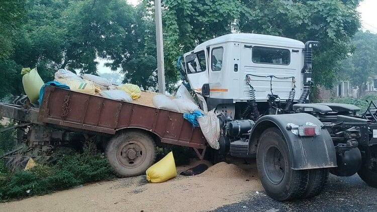 Aligarh: सड़क किनारे खड़े ट्रैक्टर-ट्राली में ट्रक ने मारी टक्कर, तीन घायल