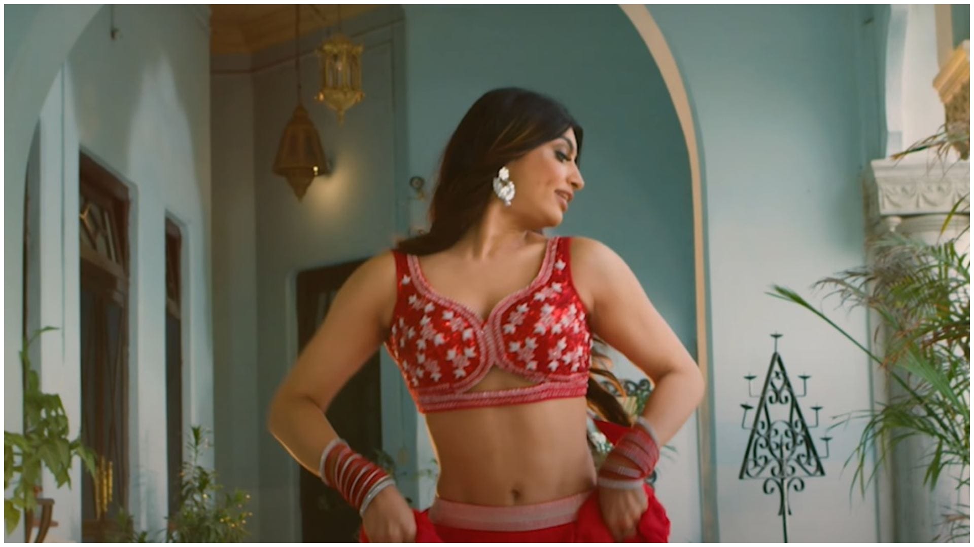 Akanksha Puri Bhojpuri: Swayamvar Mika Di Vohti fame actress song Tujhe Na Dekhu Toh Chain with Pawan Singh