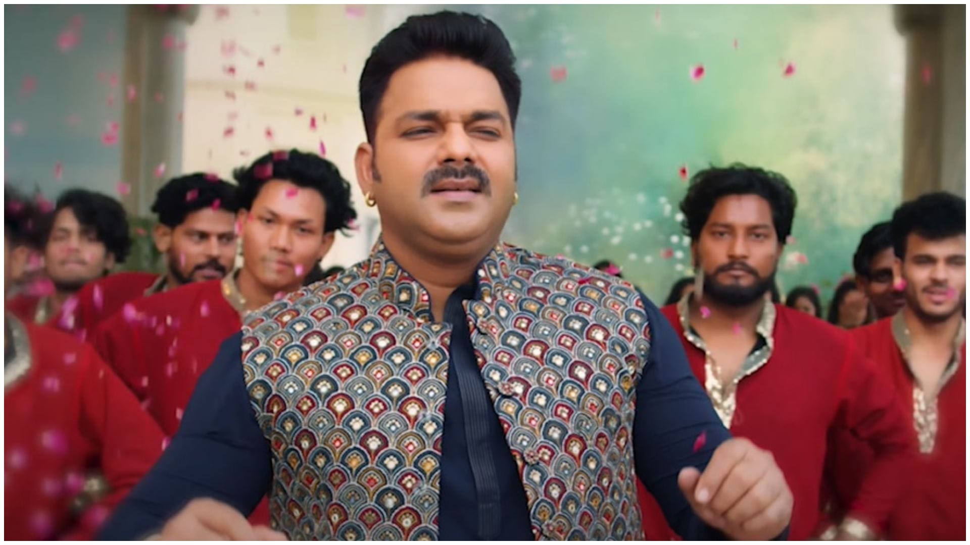 Akanksha Puri Bhojpuri: Swayamvar Mika Di Vohti fame actress song Tujhe Na Dekhu Toh Chain with Pawan Singh
