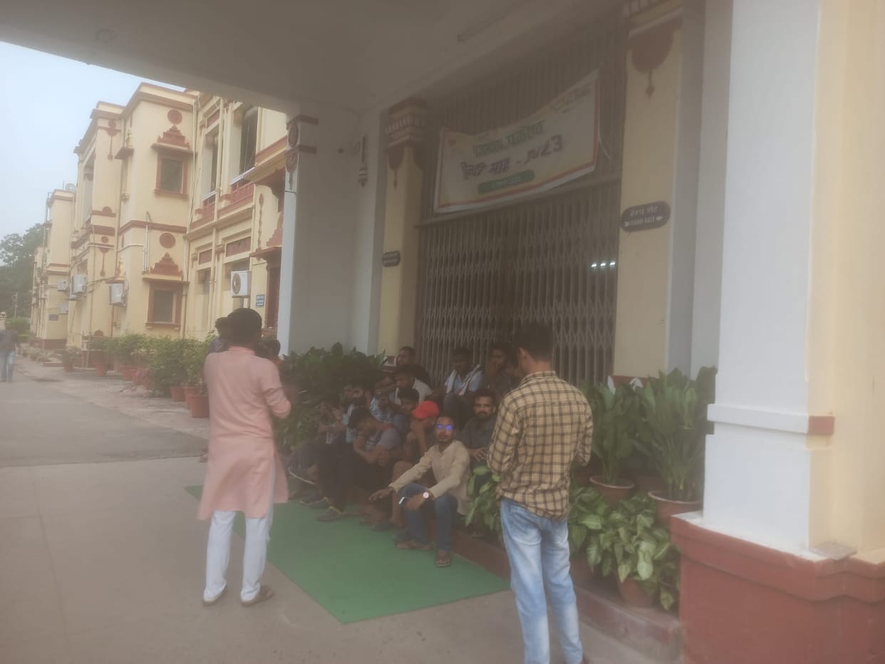 Students' protest continues in BHU Protest by closing the main gate of the Central Office