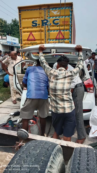 Road accident in Bhadohi: Car collides with a container parked on the highway, two died painfully,