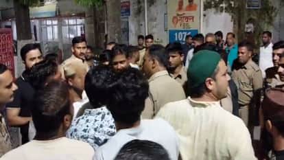 भीड़ को समझाती पुलिस।