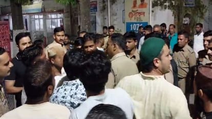 भीड़ को समझाती पुलिस।