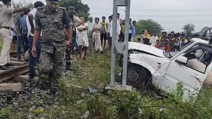 Bhojpur News Scorpio badly damaged in front of train in Arrah a major accident was avoided