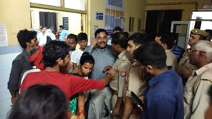 Etah News: मेडिकल कॉलेज में मरीज की मौत, परिजन बोले- ऑक्सीजन न मिलने से तड़पकर तोड़ा दम, किया हंगामा family members create ruckus alleging negligence After death of patient in medical college of Etah