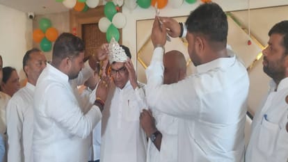 फिरोजाबाद पहुंचे सपा महासचिव रामगोपाल यादव: गैंगस्टर के दो आरोपियों ने चांदी का मुकुट पहनाकर किया स्वागत two gangster accused welcomed Ram Gopal Yadav by wearing silver crown In Firozabad