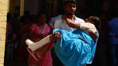 Brokers roam around in white clothes in district hospital gorakhpur