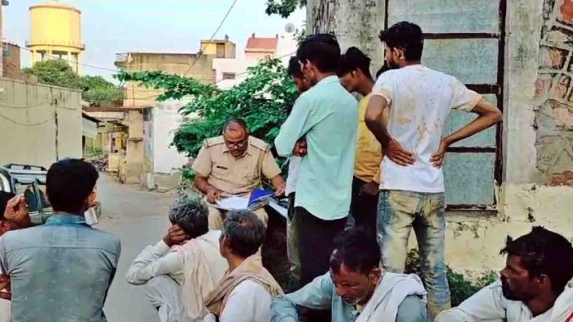घटना पर कार्रवाई करती पुलिस।