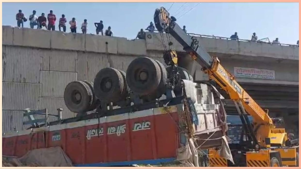 Rewari: Trolley fell 50 feet after breaking the railing of the flyover