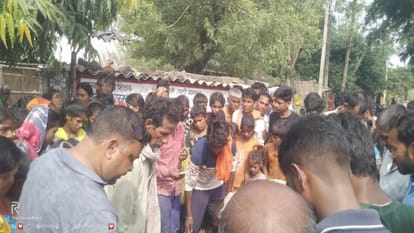 हादसे के बाद मौके पर जुटी भीड़।