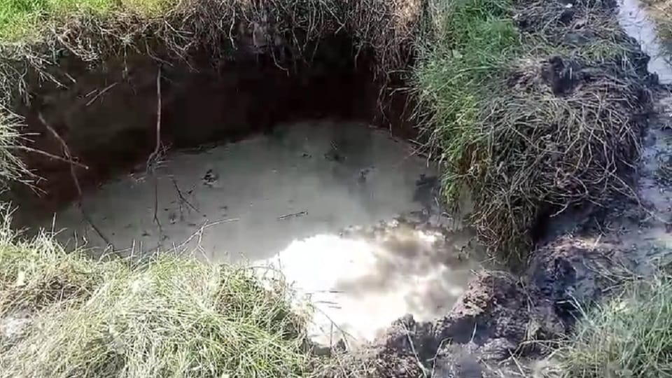 Boring land sank, trolley-pumpset got stuck in the pit