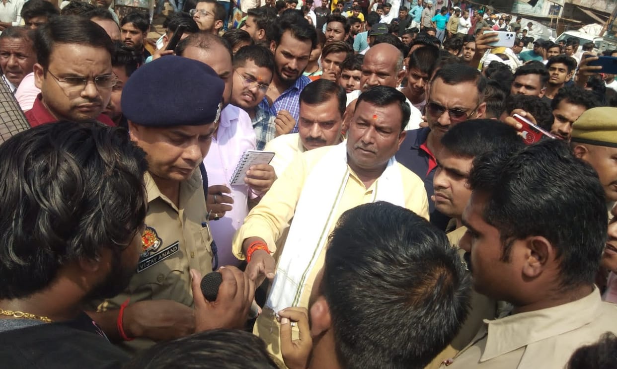 Fighting after entering the temple, Muslim youth beat up the devotees, angry people created a jam