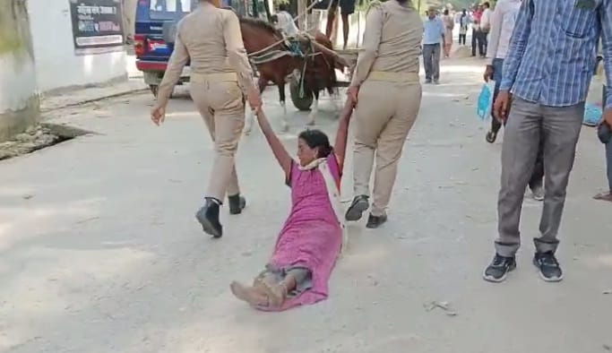 Hardoi Police dragged the woman on the road, Video goes viral, the victim is pleading for help