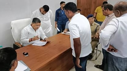 Mainpuri: पर्यटन मंत्री की जन सुनवाई में गूंजे जमीनों पर कब्जे के मामले, एसडीएम को कब्जा हटाने के दिए आदेश Tourism and Culture Minister Jaiveer Singh held public hearing at camp office in Mainpuri