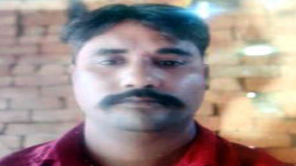 Electric wire breaks and falls on farmer, death