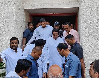 Indore: दुष्कर्म का शिकार बच्ची से मिलने पहुंचे कमलनाथ, बोले-उज्जैन जैसी घटनाएं प्रदेश को कलंकित करती है Kamal Nath came to meet the rape victim, said - incidents like Ujjain tarnish the state.