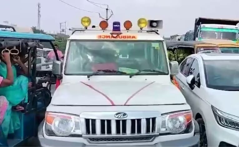 Policemen stopped ambulance in Patna due to convoy of CM Nitish Kumar, innocent child kept suffering