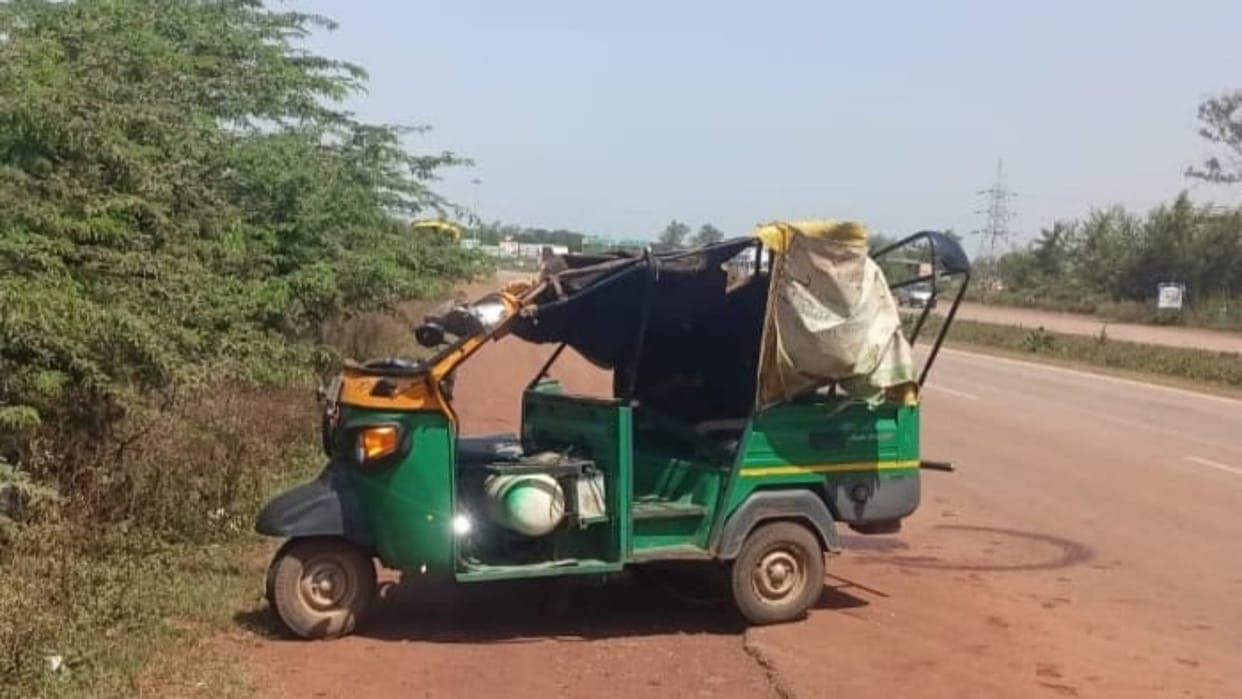 Passengers kept refusing, but drunk driver overturned auto in Shivpuri; five people injured