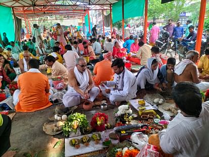 Offering to ancestors on Pitru Paksha Tripindi Shraddha for ancestors at Pishachmochan Kund