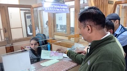 Shimla News: 2000 के नोट बदलने के लिए बैंक पहुंच रहे लोग, आज अंतिम दिन Himachal Shimla News: RBI guidelines Last day to exchange 2,000 rupee currency note