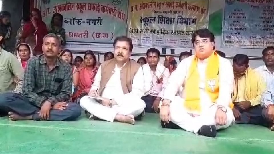 सफाई कर्मचारियों के प्रदर्शन में शामिल दिलीप जायसवाल