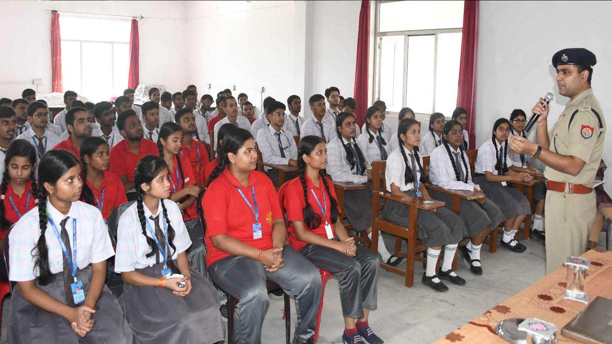 Police ki Pathshala organized by Amar Ujala Foundation at Sanskriti Public School Ranidiha gorakhpur