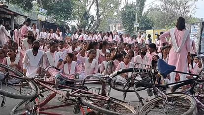 कुशीनगर में शिक्षक पर हुआ हमला: आक्रोशित छात्र-छात्राओं ने किया सड़क जाम, हमलावर पर कार्रवाई की मांग पर अड़े Angered by scolding student along with his friends attacked teacher