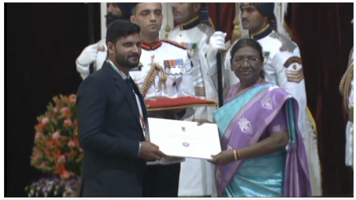 NSS volunteer Deepak Kumar receives National NSS Award